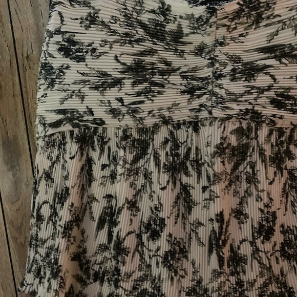 NWT Express Pleated Floral Mini Skirt - Picture 3 of 9